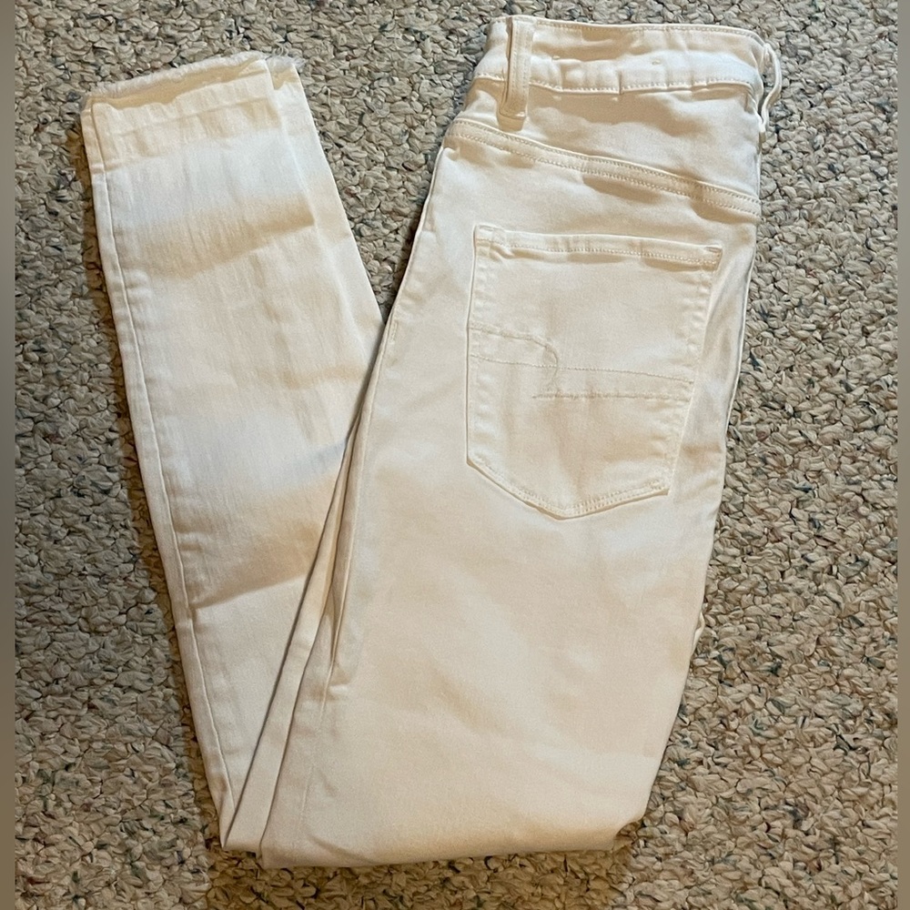 White American Eagle skinny jeans.